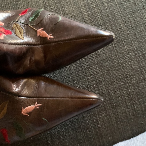 Brown ankle boot with embroidered rose pattern. - Picture 2 of 3
